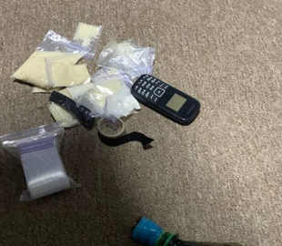 С грузом наркотиков и смартфоном: в Харькове на горячем поймали закладчика