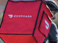 Сервис доставки еды DoorDash увеличил выручку более чем втрое