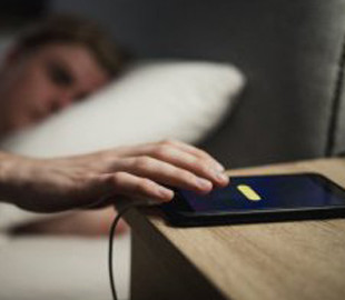 Як правильно підготувати смартфон до нічної зарядки: поради експертів