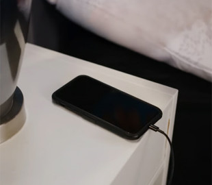 Експерти пояснили, чи можна всю ніч тримати смартфон на зарядці