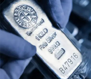 Зростання ціни на срібло обігнало золото: Ціна білого металу злетіла на 100% через дефіцит та промисловий бум