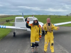 Винищувачі США взяли у кільце маленький літак над морем: що трапилося