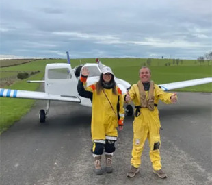 Винищувачі США взяли у кільце маленький літак над морем: що трапилося