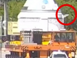 Повезло, что не в космосе: у космического корабля оторвало люк во время транспортировки