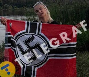 Поліція відкрила справу проти 23-річної секретарки київського суду, яка позувала з нацистським прапором