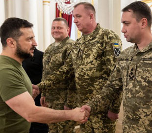 Обійми і нагороди: Зеленський зустрівся із Залужним, Будановим і Шапталою