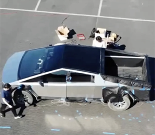 Дрон максимально наблизився до електропікапа Tesla Cybertruck на заводі у Фрімонті