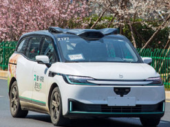 Повстання машин в Ухані: сотня роботаксі вмить зупинилася та заблокувала рух