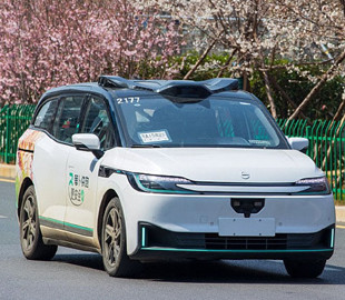 Повстання машин в Ухані: сотня роботаксі вмить зупинилася та заблокувала рух