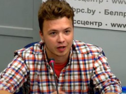 Протасевич під наглядом силовиків пояснив свої шрами: "У них не було наручників"