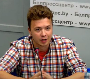 Протасевич під наглядом силовиків пояснив свої шрами: "У них не було наручників"
