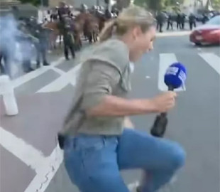 Під час висвітлення протестів у Лос-Анджелесі в австралійську журналістку влучили гумовою кулею