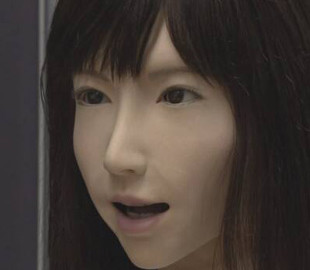 Розуміє гумор і сміється: в Японії показали робота зі штучним інтелектом