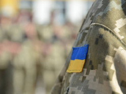 Воєнний стан: чи можуть мобілізувати або випустити за кордон з "білим" квитком