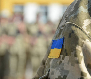 Воєнний стан: чи можуть мобілізувати або випустити за кордон з "білим" квитком