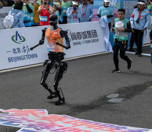 Роботи-бігуни побили людські рекорди на Пекінському півмарафоні