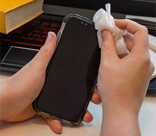 Эксперт рассказал, как правильно почистить экран смартфона
