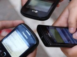 Украинцев хотят ограничить в праве пользоваться мобильными телефонами