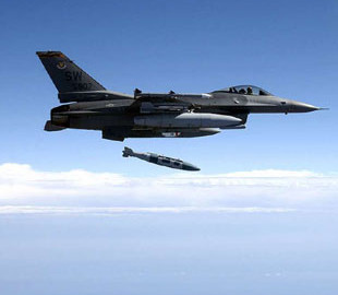 У США готуються випробувати F-16, яким керуватиме штучний інтелект: міністр ВПС стане пасажиром