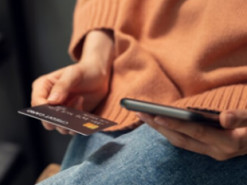 Дівчина ошукала свою бабусю на понад 60 тисяч гривень