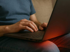 Чому ноутбук не можна тримати на колінах