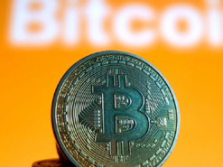 Біткоїн просів нижче $75 000 на тлі набуття чинності мит Трампа