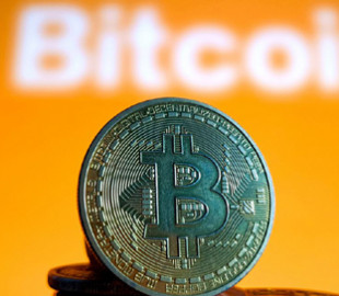 Біткоїн просів нижче $75 000 на тлі набуття чинності мит Трампа