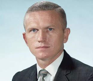 Помер командир першого корабля, що облетів Місяць