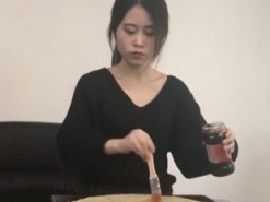 Китаянка приготувала млинці на офісному комп'ютері