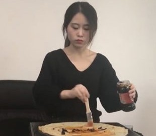 Китаянка приготувала млинці на офісному комп'ютері