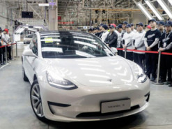 Вартість володіння електрокаром Tesla Model 3 порівняли з бізнес-седаном Toyota Camry