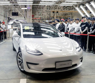 Вартість володіння електрокаром Tesla Model 3 порівняли з бізнес-седаном Toyota Camry