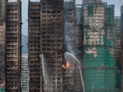 Китай погрожує іноземним ЗМІ в Гонконзі через висвітлення наслідків смертельної пожежі — Reuters