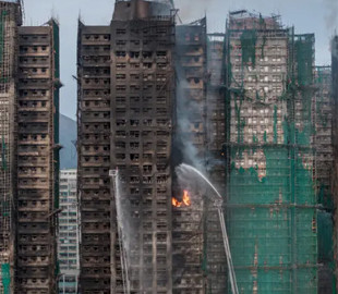 Китай погрожує іноземним ЗМІ в Гонконзі через висвітлення наслідків смертельної пожежі — Reuters
