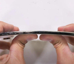Рекордно тонкий iPhone Air погнули, подряпали та підпалили: наскільки він міцний