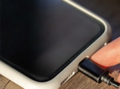 Міф чи реальність: на скільки хвилин швидше заряджається телефон в авіарежимі