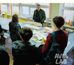 У Києві відкрили лабораторію, де молодь вчиться будувати безпілотники