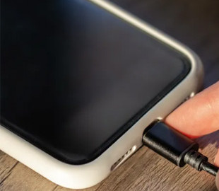 Міф чи реальність: на скільки хвилин швидше заряджається телефон в авіарежимі