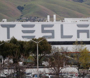 Tesla увольняет работающих по контракту на заводах в США
