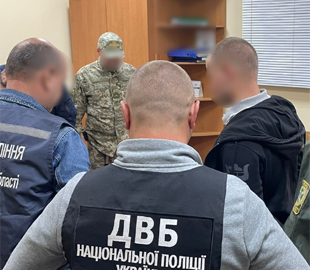 На «Устилузі» чоловік пропонував прикордоннику 500 доларів хабаря, щоб виїхати з України