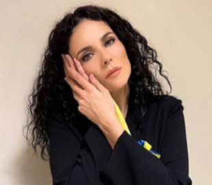 Настя Каменских в патриотическом образе исполнила гимн Украины на стадионе (фото)