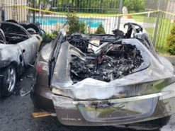 Tesla та Porsche згоріли разом із гаражем у незрозумілій пожежі