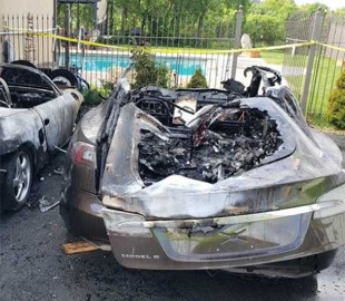 Tesla та Porsche згоріли разом із гаражем у незрозумілій пожежі