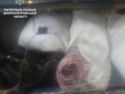 В Днепре патрульные остановили авто с 60 кг вырезанного кабеля