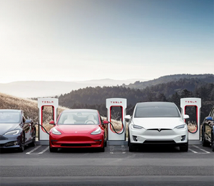 Американець виявив лазівку у платіжній системі Tesla і вирішив нажитися на цьому