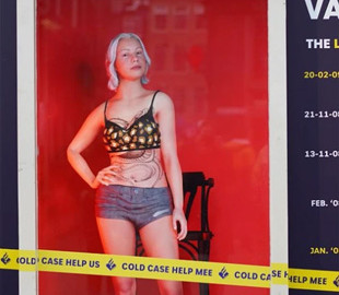 На вулицях Амстердама з’явилася голограма вбитої 15 років тому жінки: так поліція хоче розкрити справу