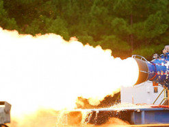 NASA показало вогневий тест прототипу ракетного прискорювача для польотів на Місяць та Марс