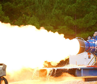 NASA показало вогневий тест прототипу ракетного прискорювача для польотів на Місяць та Марс