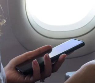 Загроза авіакатастрофи: чому завжди потрібно вмикати режим польоту на телефоні в літаках