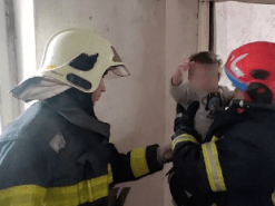 У Павлограді батьки кинули маленьких дітей у зачиненій квартирі: хлопчик випав з вікна